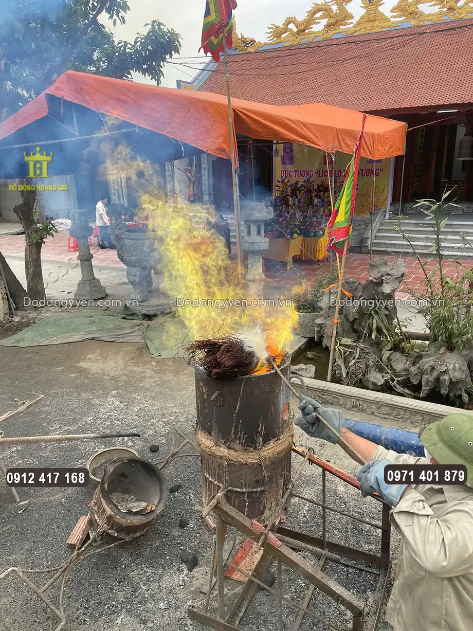 Nguy&ecirc;n liệu được nung n&oacute;ng chảy ở nhiệt độ cao